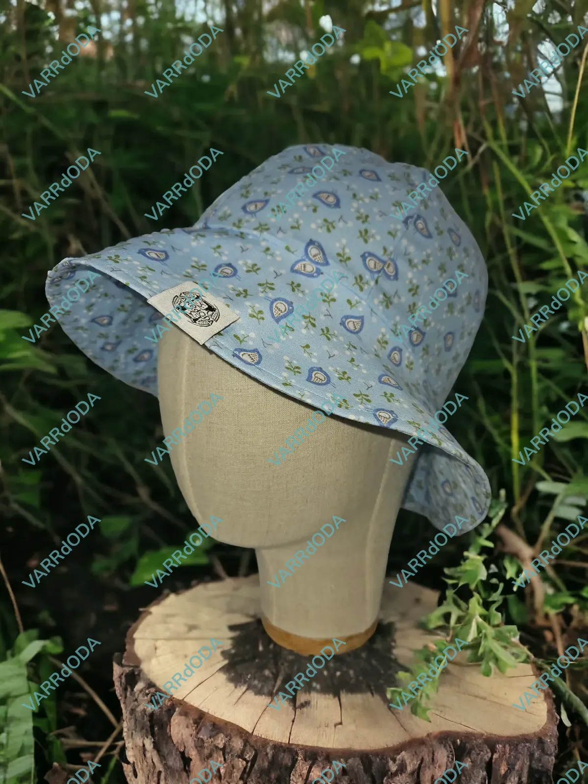 Kék alapon madarak napozó kalap