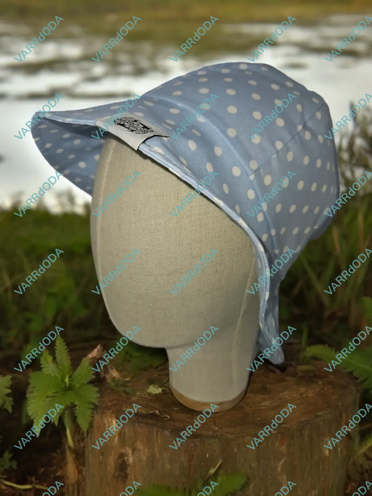 Kék pöttyös napozó kalap