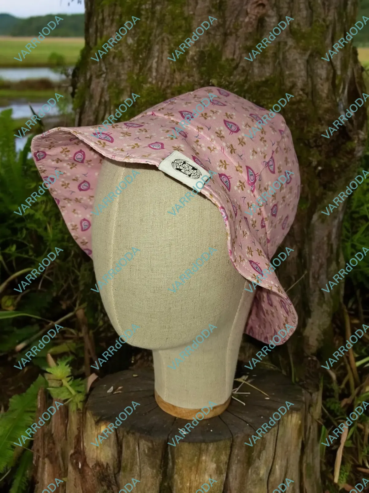 Rózsaszín alapon madarak napozó kalap