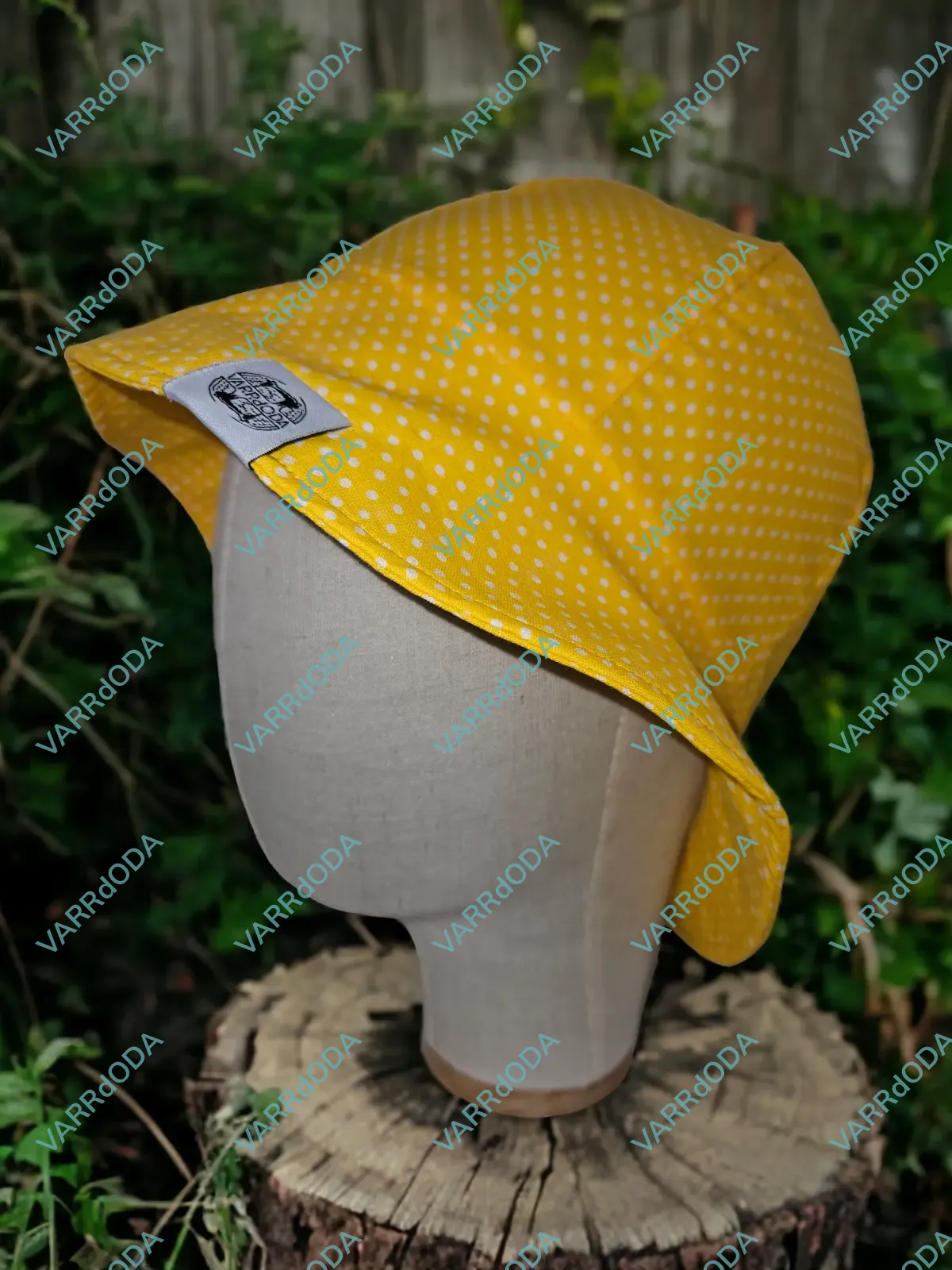 Sárga pöttyös napozó kalap