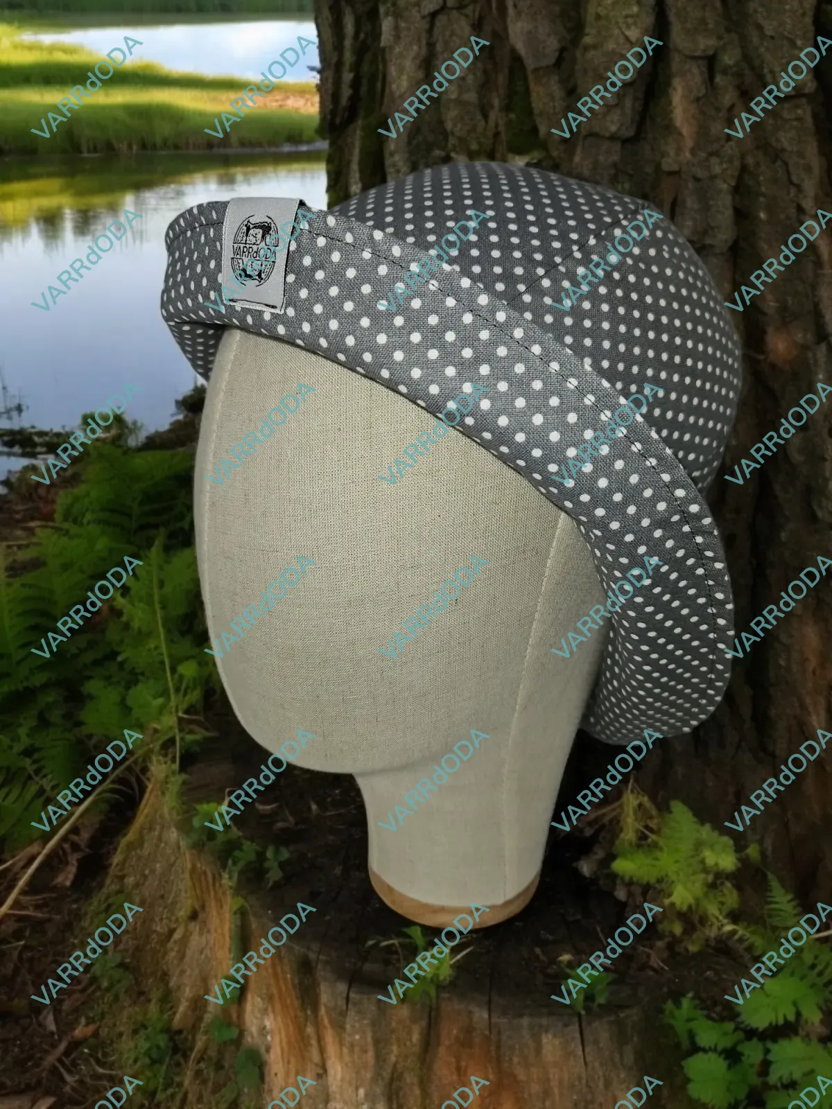 Szürke pöttyös napozó kalap