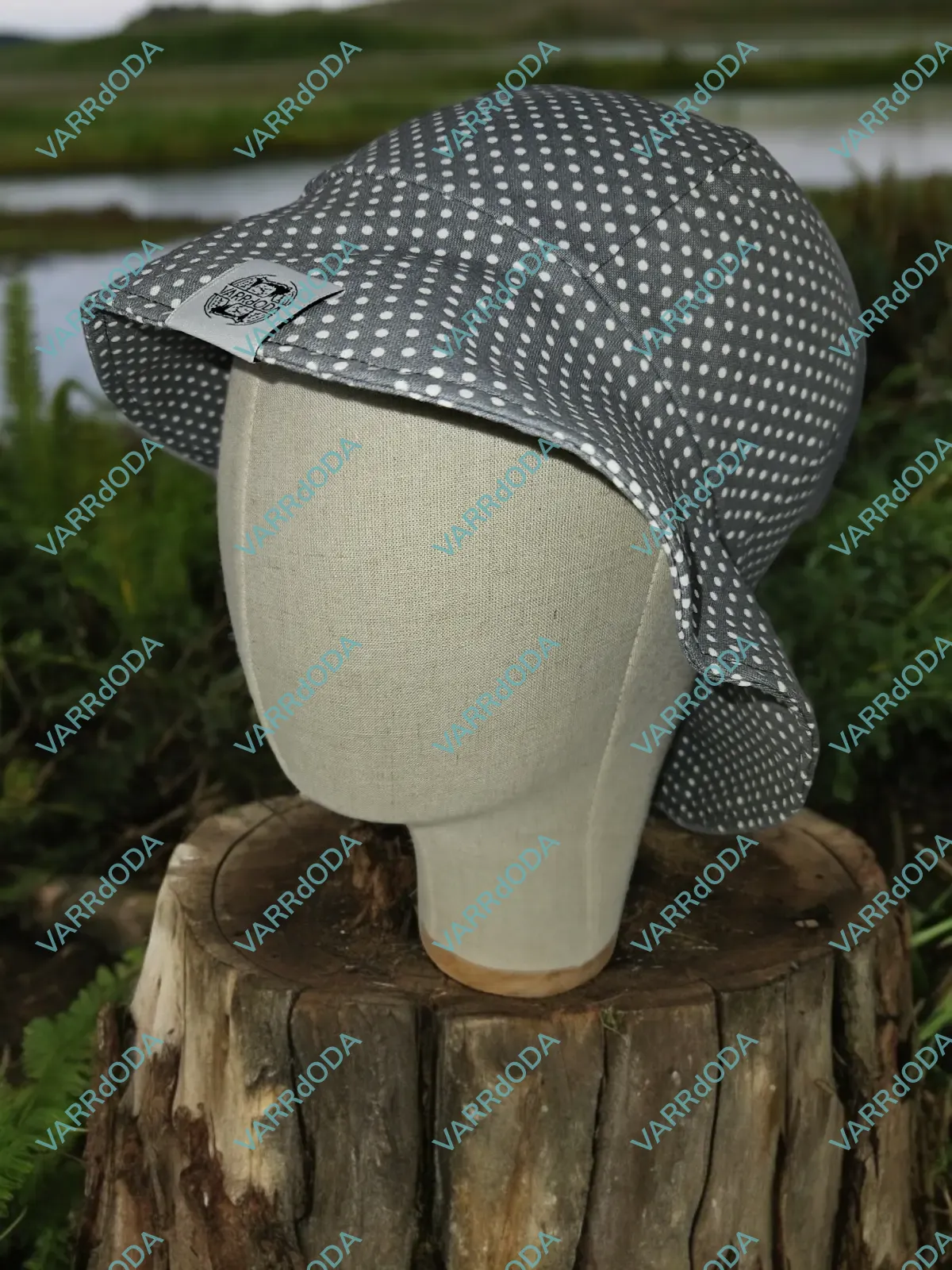 Szürke pöttyös napozó kalap