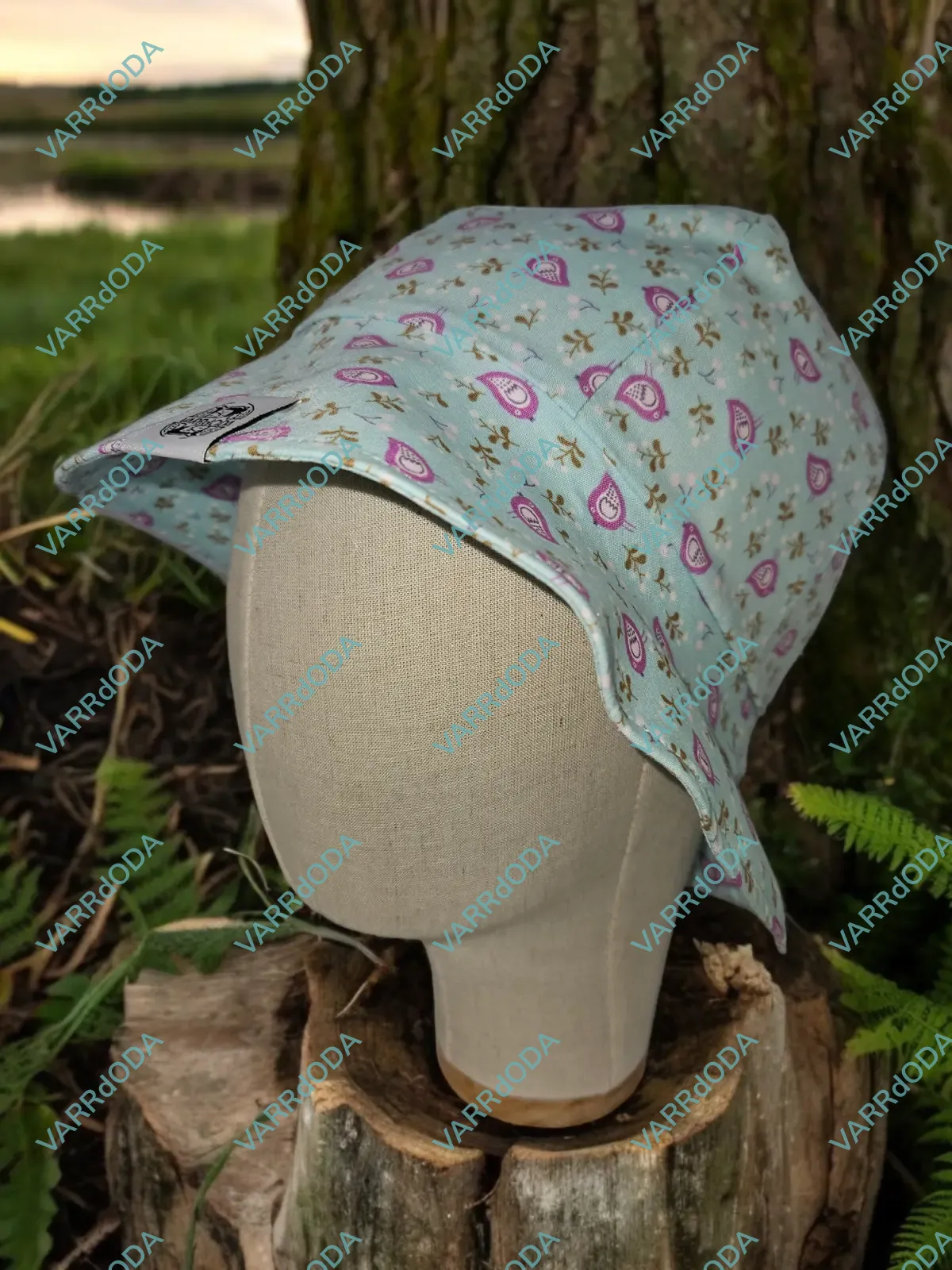 Zöld alapon madarak napozó kalap